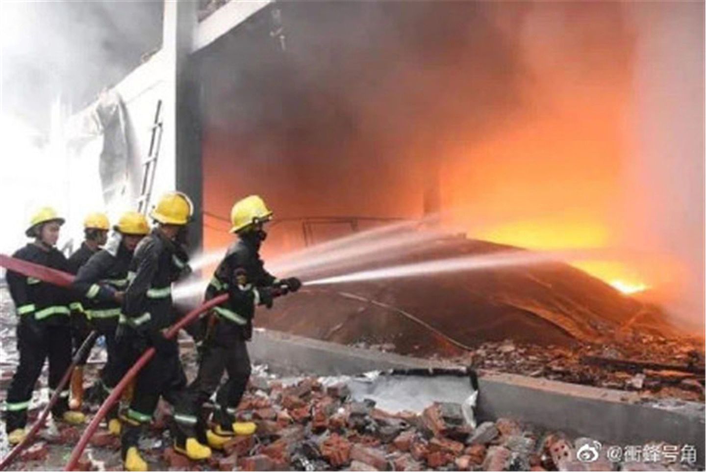 4月7日，缅甸仰光一间工厂起火，消防员正在救火。（微博@衝鋒号角）