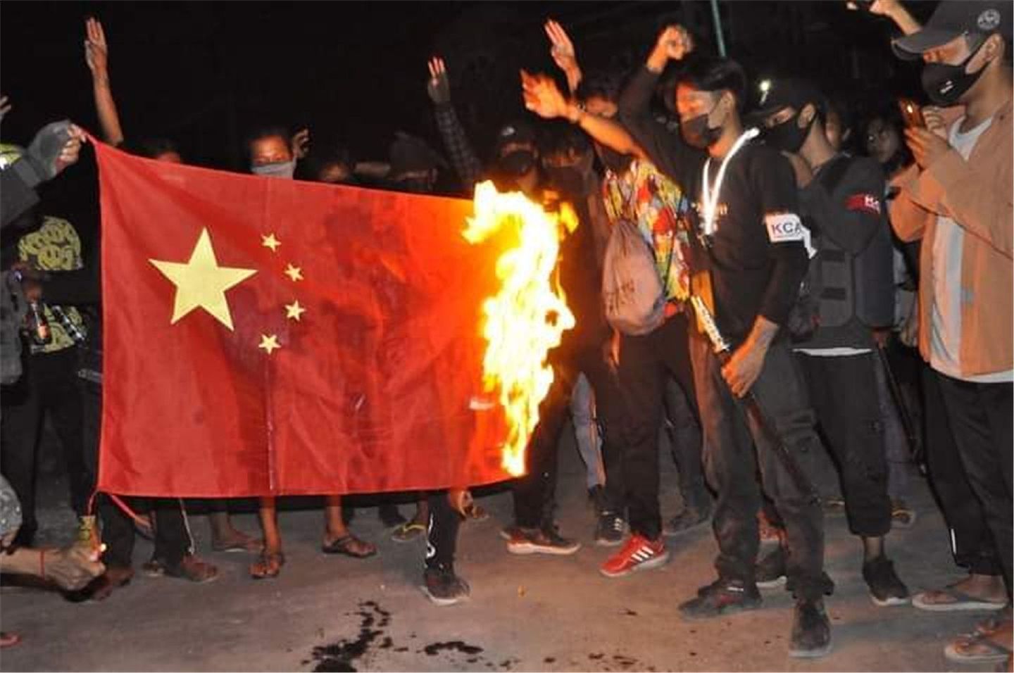 缅甸街头有激进分子焚烧中国国旗。（Twitter@n5szHzHch44W01h）