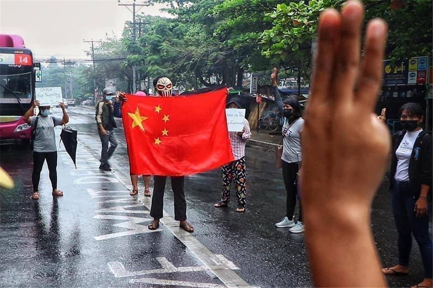 在缅甸街头，有激进分子侮辱中国国旗。（Twitter@n5szHzHch44W01h）