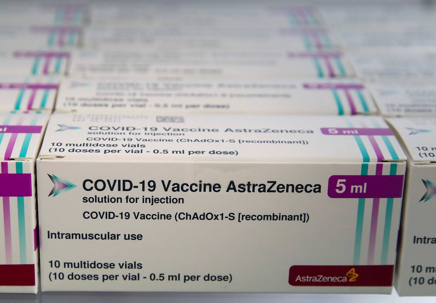 图为4月6日，比利时一间疫苗注射中心，多个盒装阿斯利康疫苗。 （Reuters）