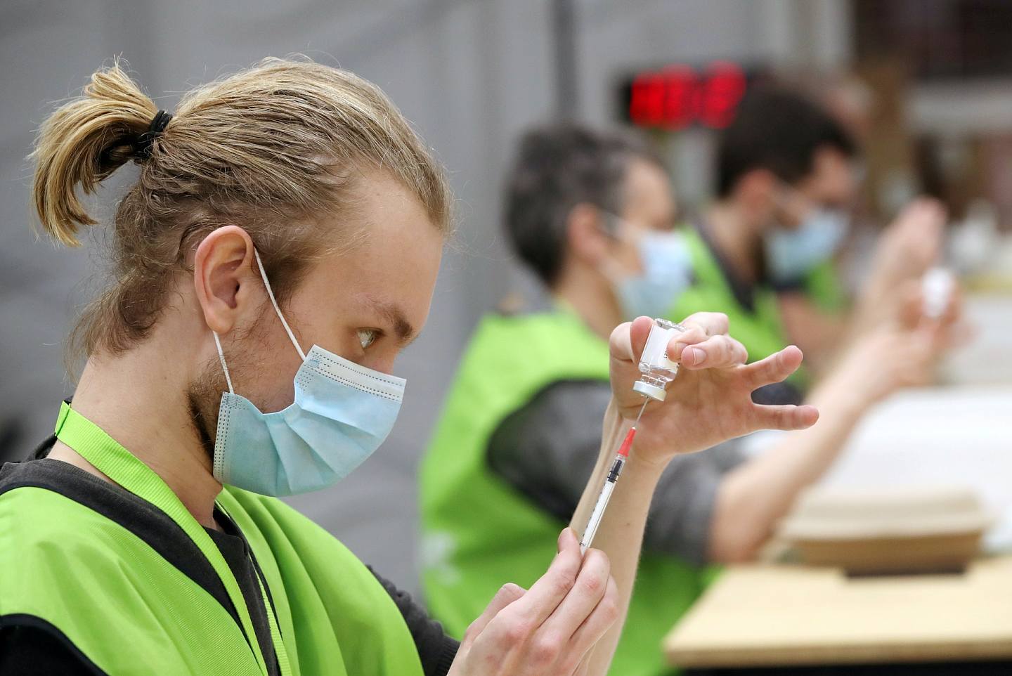 图为3月18日，比利时安特卫普一间疫苗注射中心，工作人员正准备疫苗。 （Reuters）