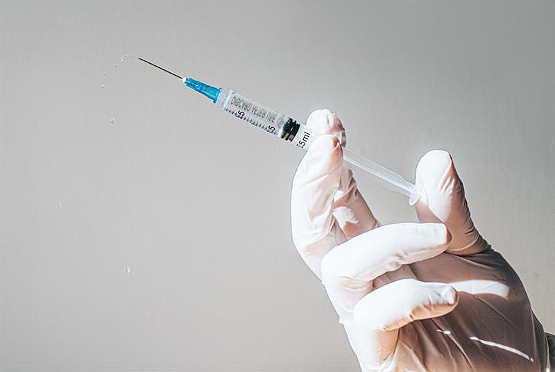 vaccine-GettyImages-CatherineFallsCommercial_1.jpg,0