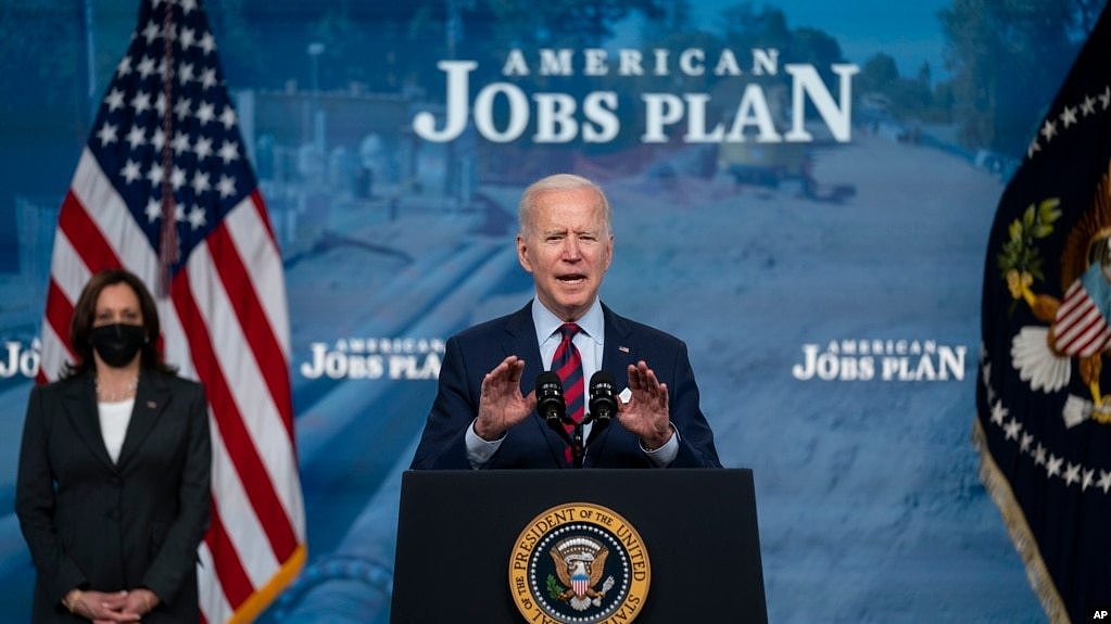 拜登总统在白宫谈他的《美国就业计划》。(2021年4月7日)
