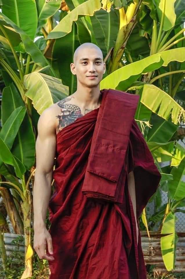 Paing Takhon在今年元旦发愿剃发修行10天，照片曝光后被外界封为「地表最帅和尚」。 图：翻摄自脸书