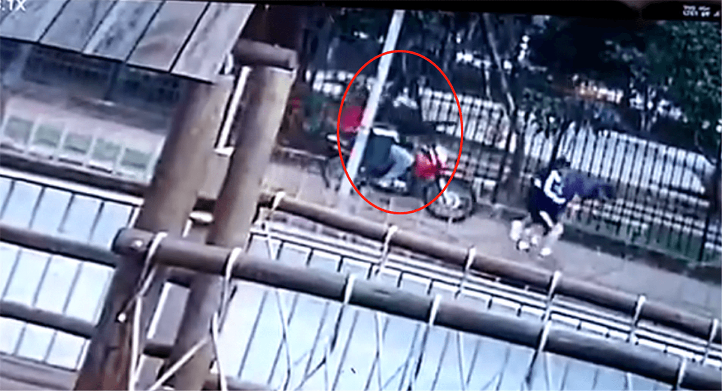 据巴西警方公布的案发现场监控显示，张伟正晨练时，两名骑着摩托车的嫌疑人从后方袭击张伟。（微博@千山暮雪sxr）