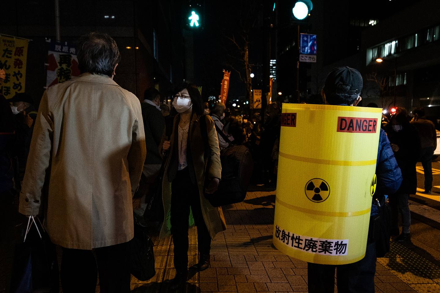 图为2021年3月11日，日本东京电力位于东京的总部外面有示威者抗议。 （Getty Images）