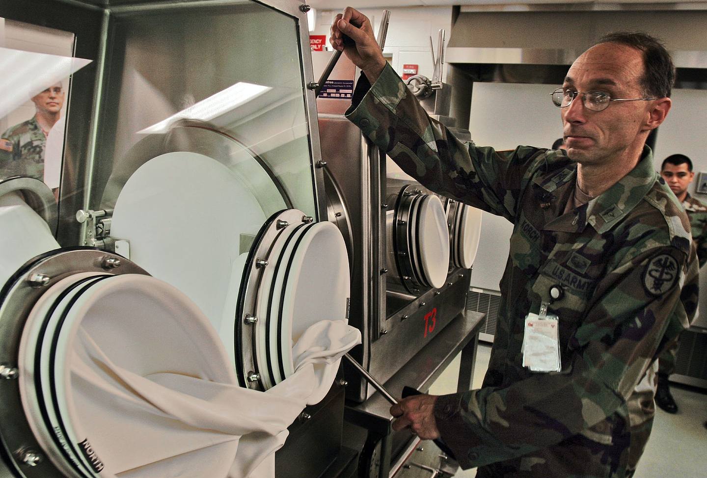 图为2005年9月20日，在美国马里兰州德特里克堡，美国陆军传染病医学研究所（USAMRIID）展示用于实验室的设备。 （视觉中国）