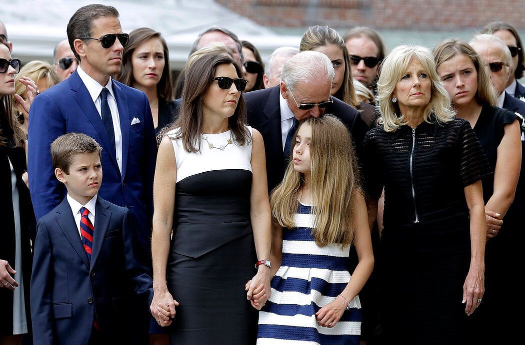 2015年6月6日，拜登家人聚集在特拉华州威尔明顿博·拜登的葬礼上。奥巴马总统在悼词中引用了拜登家族的一条家规：“如果你不得不寻求帮助的话，那就太晚了。”
