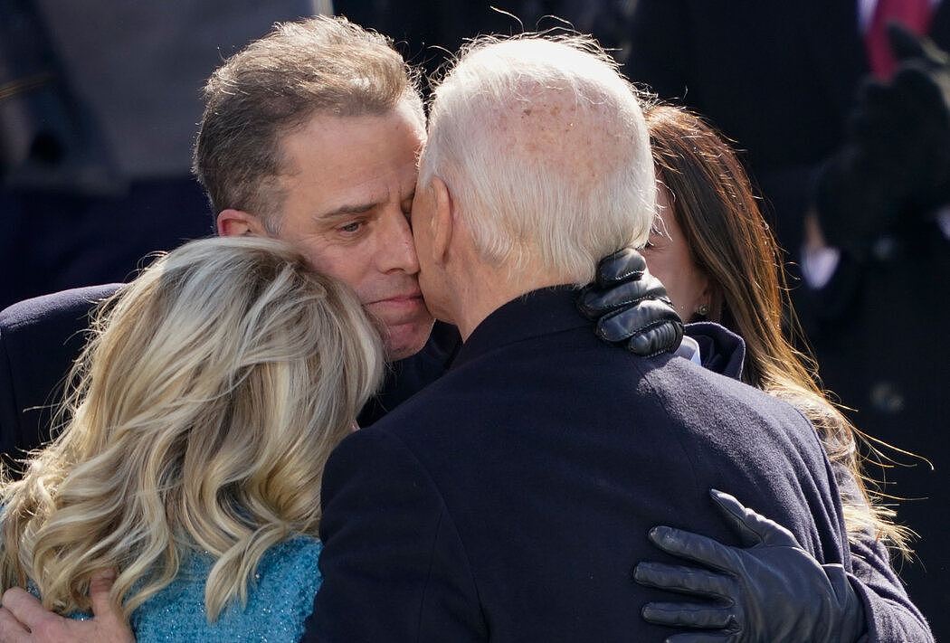 今年1月20日，拜登总统宣誓就职后，全家人拥抱在一起。