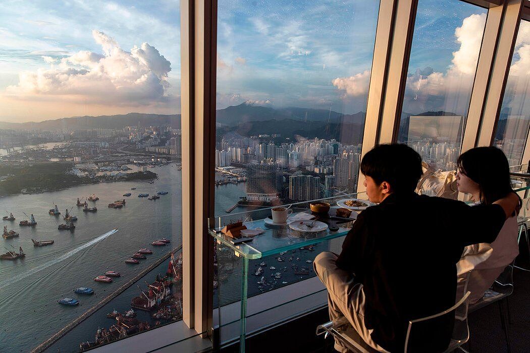 今年9月，包括来往香港和澳门的渡轮在内的船只停泊在香港的油麻地避风塘。