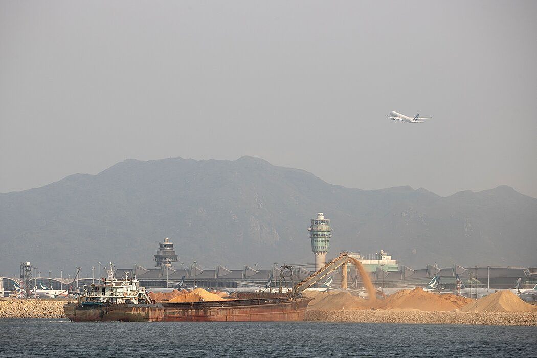 香港国际机场一条新跑道的建设，打乱了曾经是海豚主要栖息地的区域。