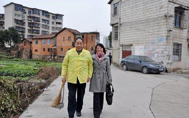 中国38岁女教师爱上65岁清洁工：我爱你，纯粹的你，其他什么都不在乎（组图） - 2
