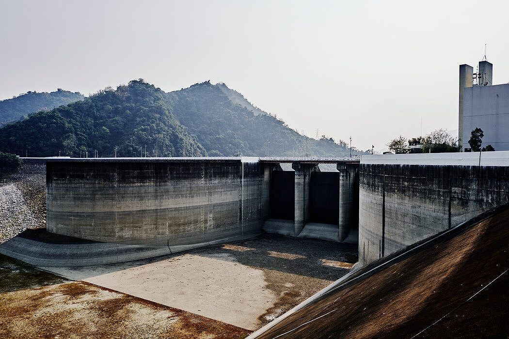 台南附近的曾文水库水位线已低至危险水位。