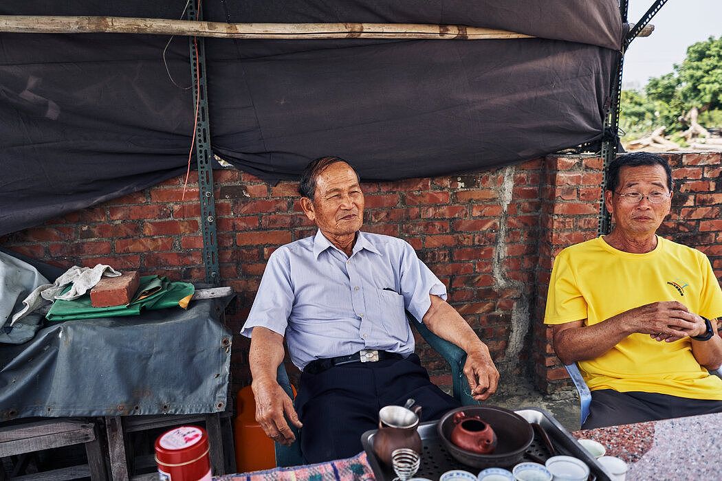 黄水和（左）与杨桂川如今在下午喝起了茶，而不再种田。