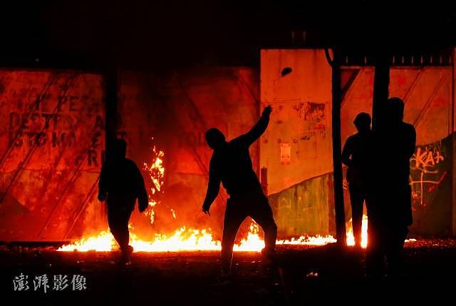 英国北爱尔兰骚乱第6天：示威者互掷燃烧瓶，点燃公交车 （视频/组图） - 1
