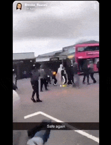 英国北爱尔兰骚乱第6天：示威者互掷燃烧瓶，点燃公交车 （视频/组图） - 4