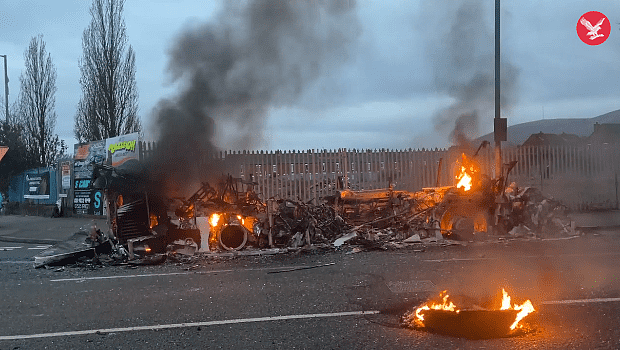 英国北爱尔兰骚乱第6天：示威者互掷燃烧瓶，点燃公交车 （视频/组图） - 7
