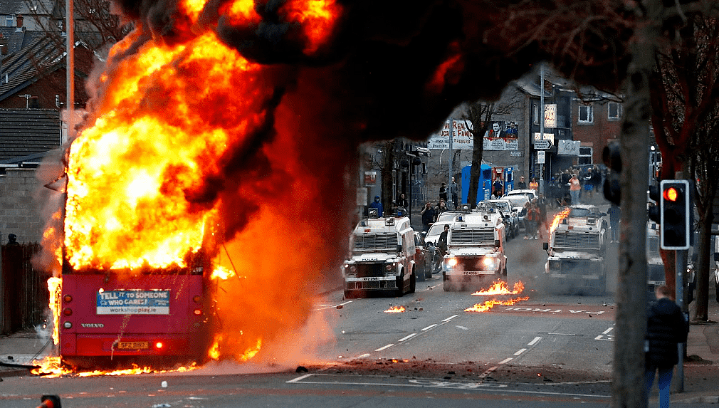 英国北爱尔兰骚乱第6天：示威者互掷燃烧瓶，点燃公交车 （视频/组图） - 9