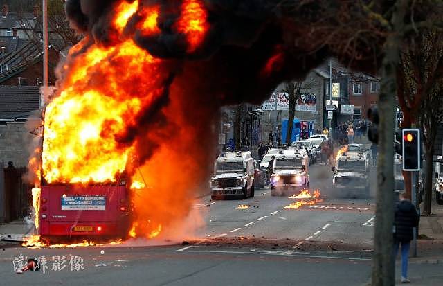英国北爱尔兰骚乱第6天：示威者互掷燃烧瓶，点燃公交车 （视频/组图） - 11