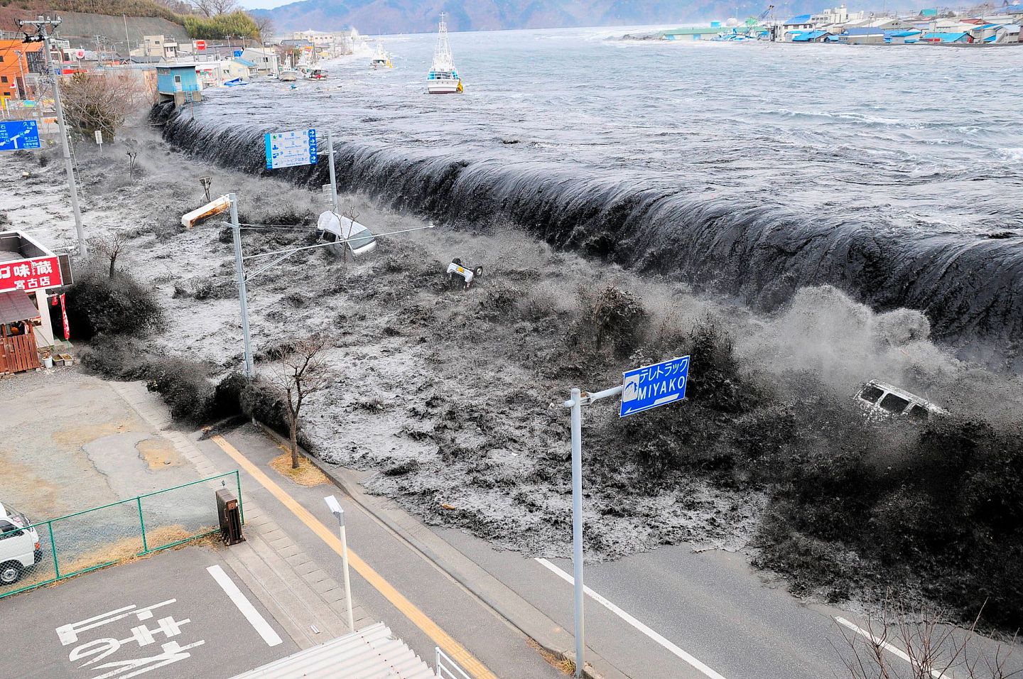 2011年3月11日，地震袭击日本岩手县后，一波海浪冲向岸边。（Reuters）