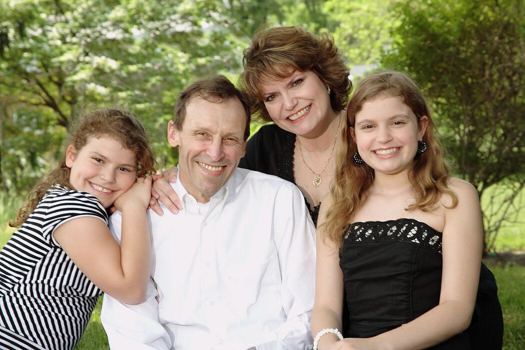 2008年，敏迪·莫迪凯（右上）和她的丈夫约翰（中）、孩子默瑟（最左）和玛拉。丈夫死于食道癌后，莫迪凯创办了一个患者倡导团体。