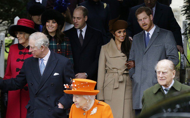 菲立普亲王与女王（右前）与第二代查理和妻子卡蜜拉（左），以及第三代的哈利与梅根（右后）、威廉与凯特夫妻（左后）出席2017年耶诞的教堂活动。 美联社