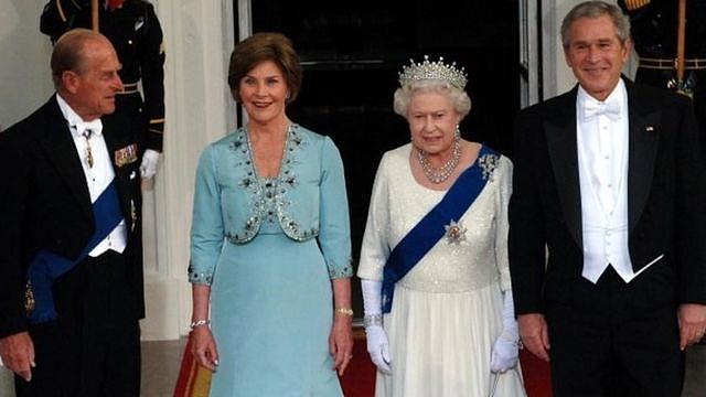 2007年，爱丁堡公爵陪同女王接见来访的美国总统布什和夫人