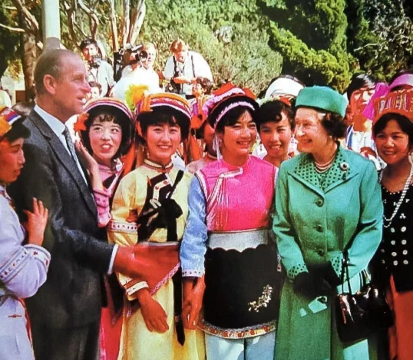 英国驻华大使吴若兰4月9日在社交媒体上悼念菲利普亲王。吴若兰发布了菲利普亲王和英国女王伊丽莎白二世1986年访华的照片。图为菲利普亲王和英国女王伊丽莎白二世1986年访华时与中国民众交谈。（Twitter@Caroline Wilson）