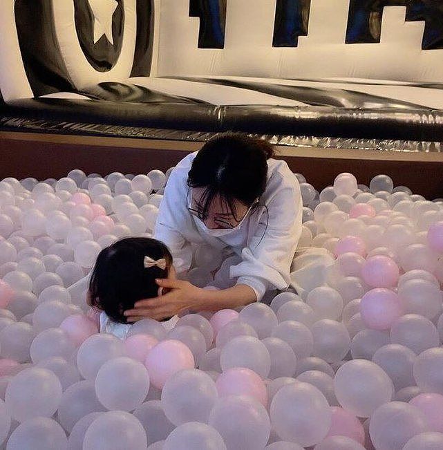 45岁崔智友抱着女儿跳弹床，头发凌乱不施脂粉为孩子卸下明星光环（组图） - 9