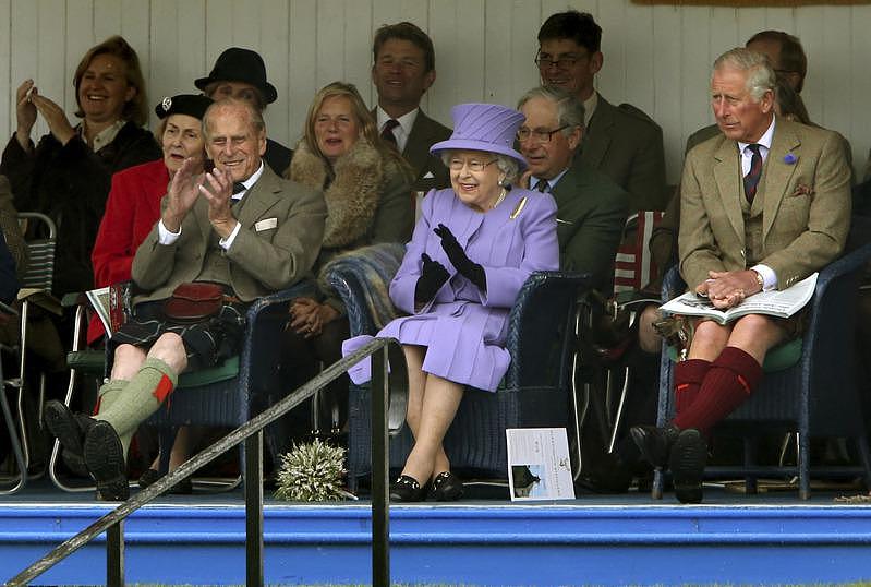 英国女王伊丽莎白二世(中)、夫婿菲立普亲王(左)和查尔斯王子(右)2016年合影。 美联社