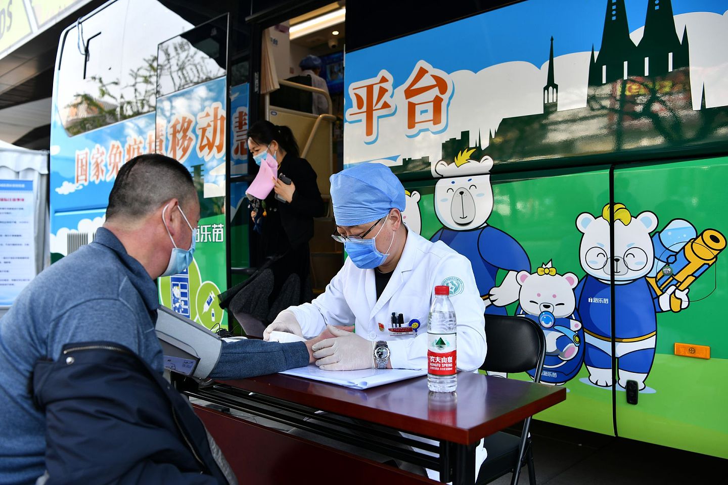 2021年4月1日开始，北京丰台、西城、顺义、朝阳4个区先后启用移动疫苗接种车，在社区、工厂、商圈等区域开展疫苗接种服务。（ 新华社）