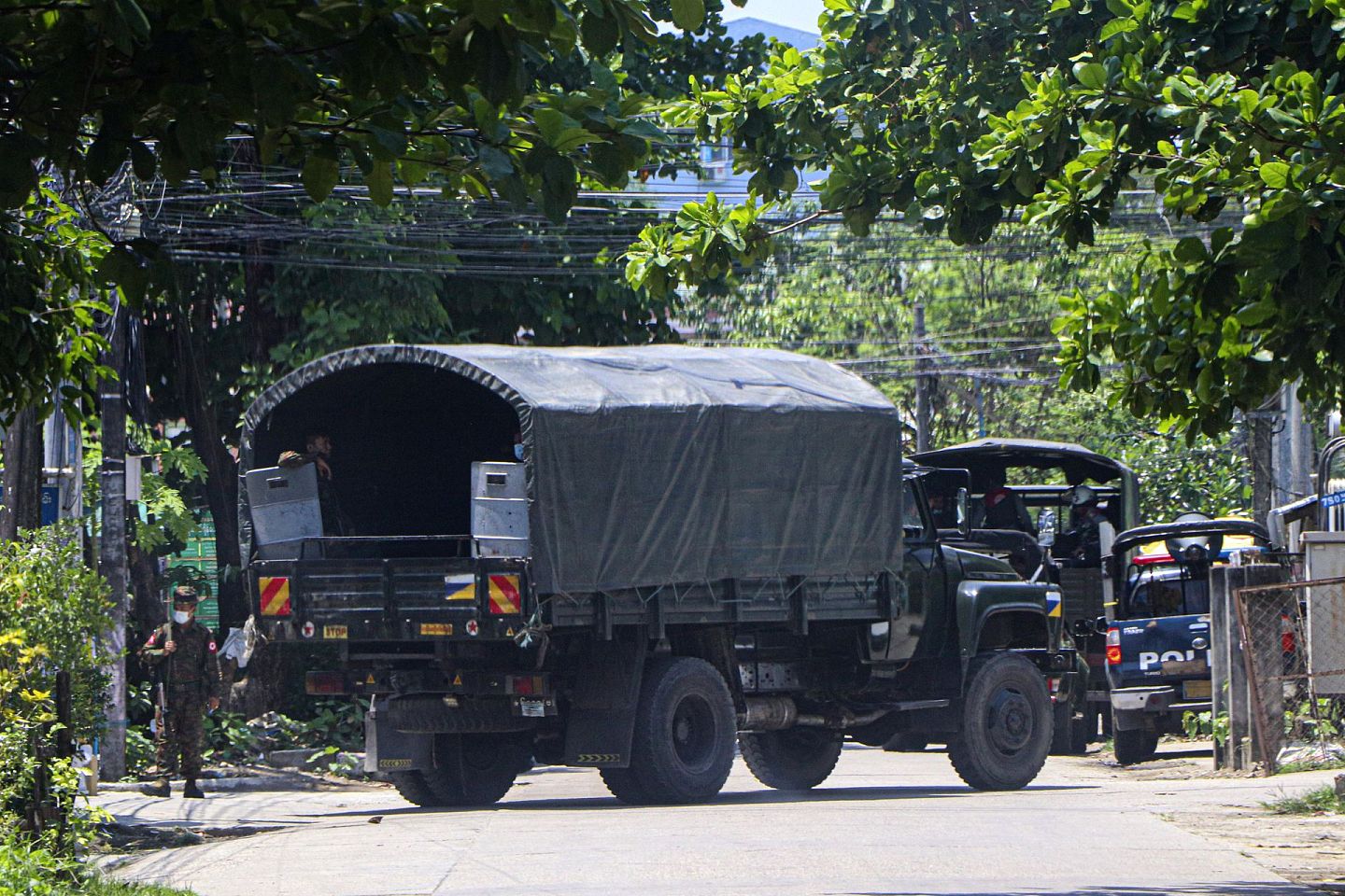 2021年4月9日，缅甸仰光有警车停泊于道路，阻止反政变示威者聚集。（AP）