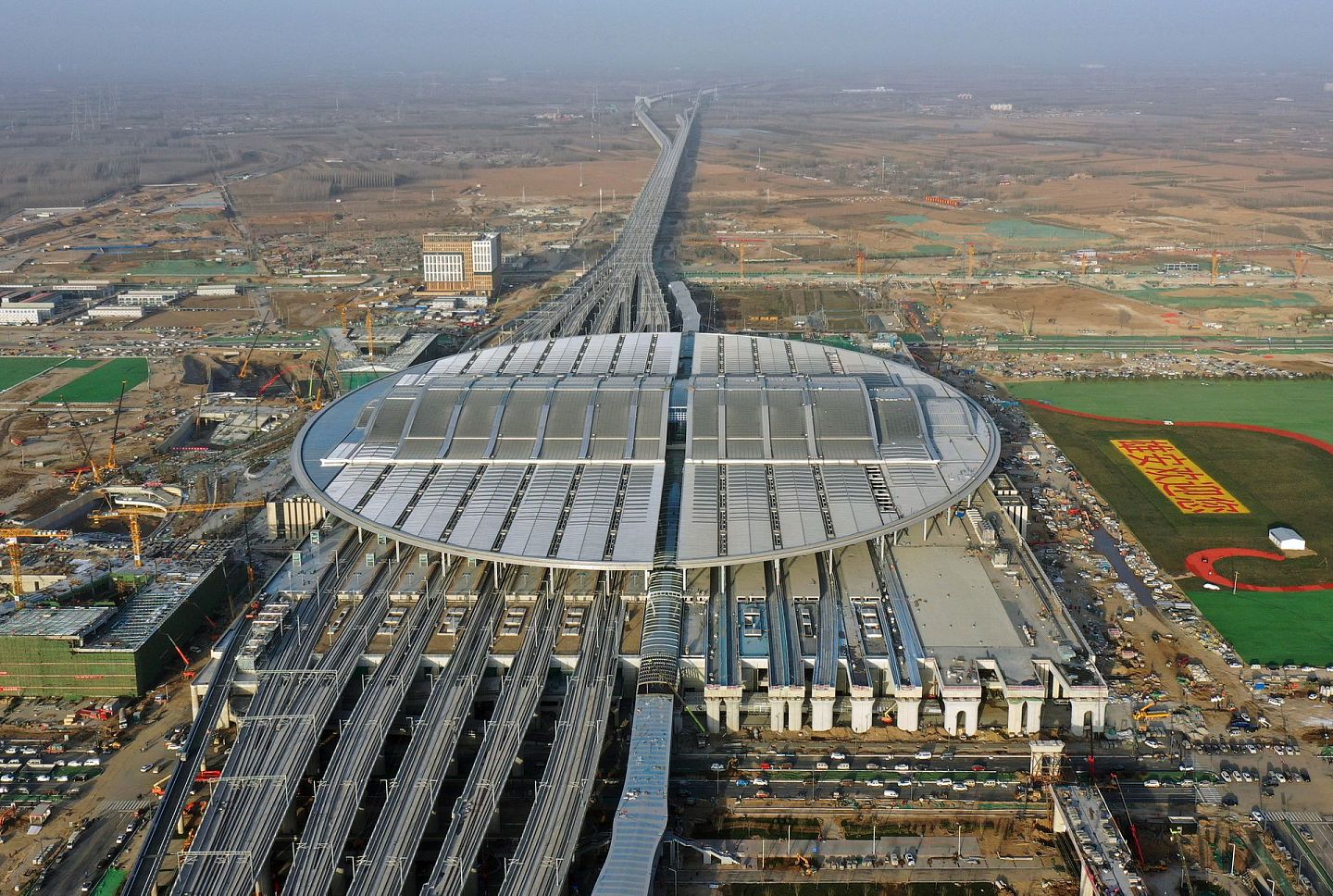 2020年12月27日，北京至雄安新区城际铁路大兴机场至雄安新区段开通运营，京雄城际铁路实现全线贯通，雄安站同步投入使用。（新华社）