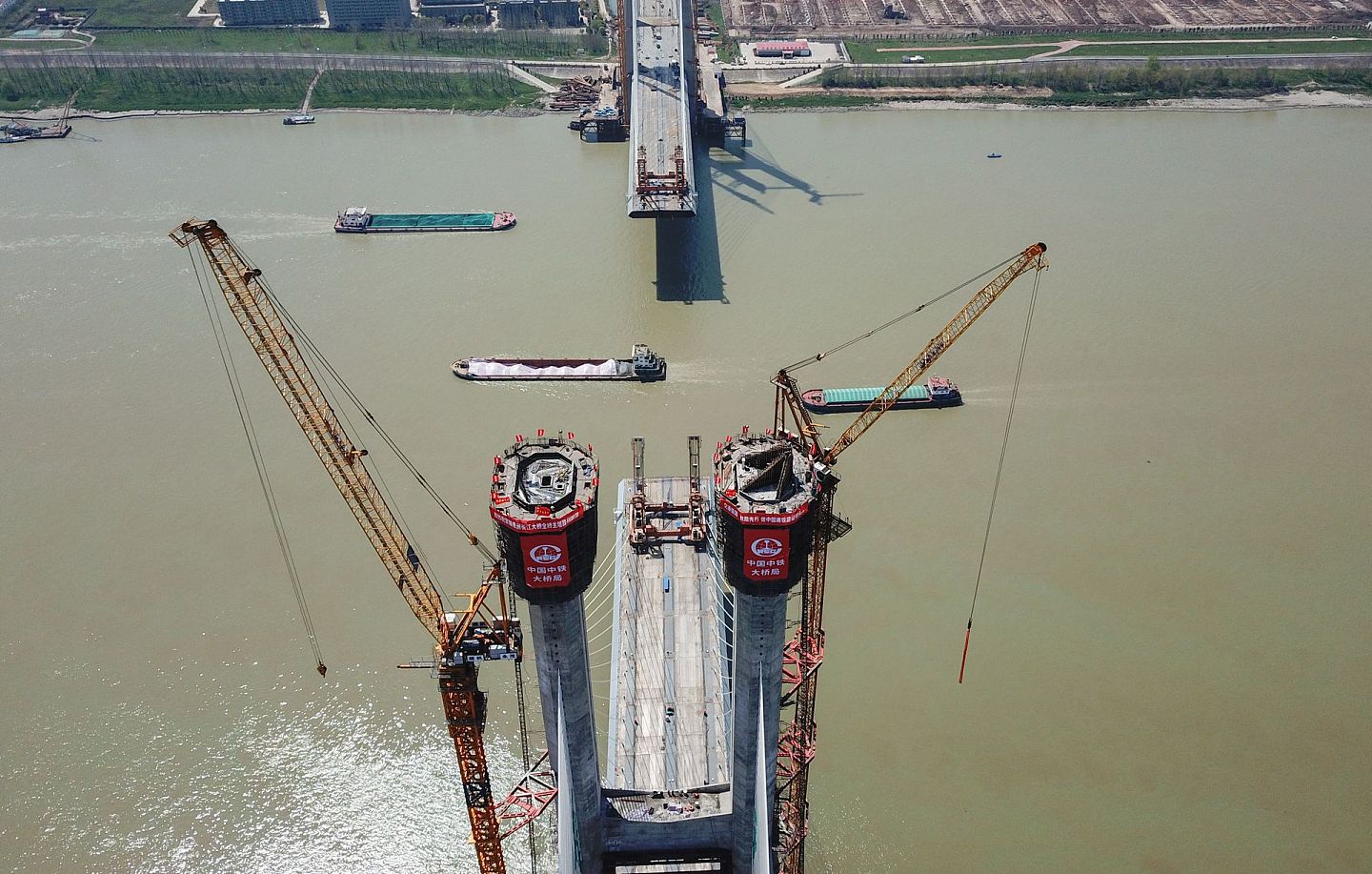 2021年3月25日，安九铁路鳊鱼洲长江大桥主桥北主塔封顶，至此，大桥主桥两个主塔全部封顶。（新华社）