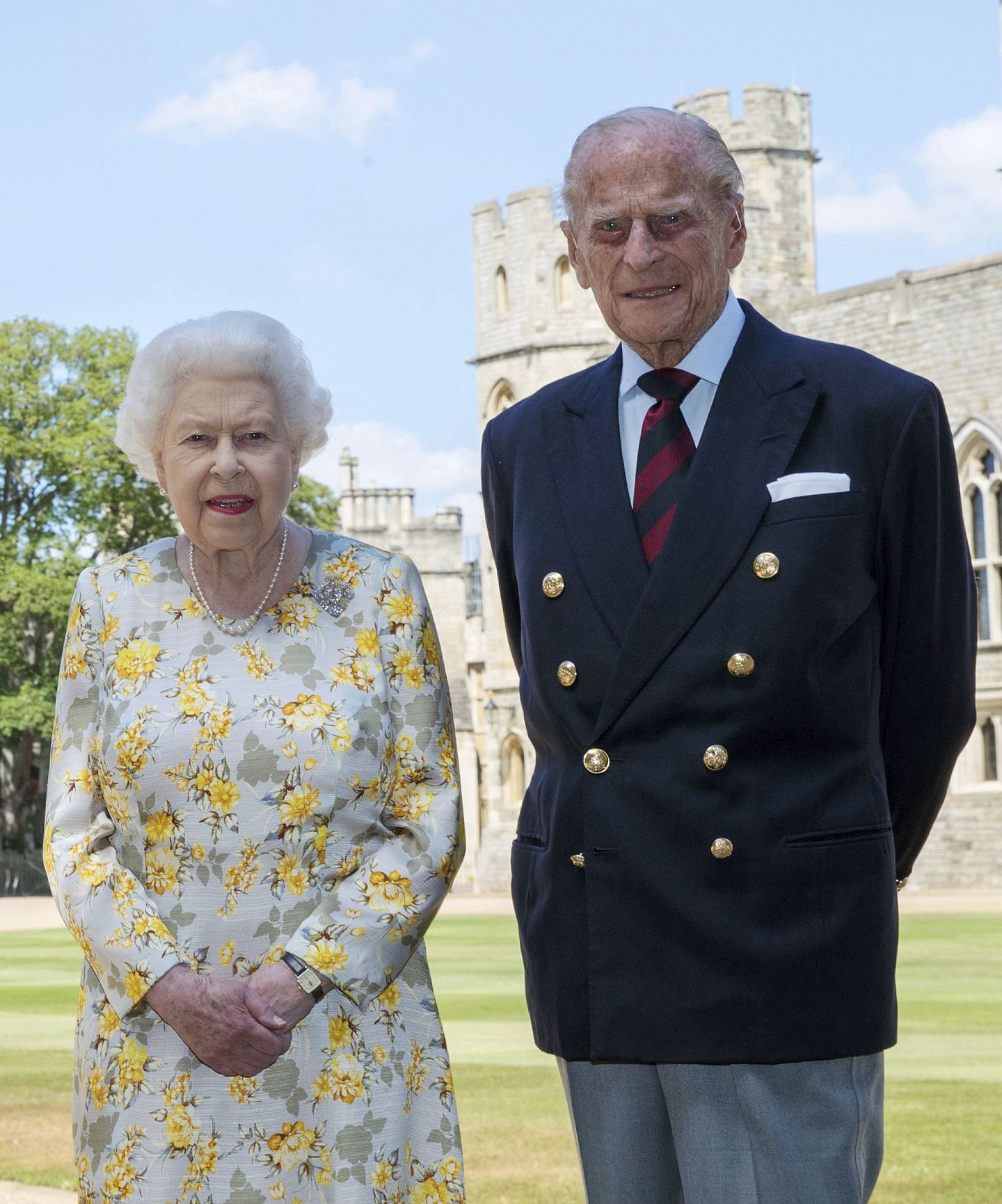 2020年6月1日，英国王室发布女王伊丽莎白二世和菲利普亲王在温莎城堡的合影。（AP）