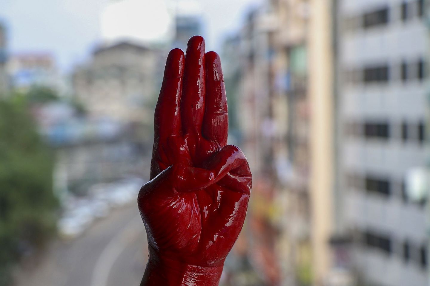 2021年4月6日，在缅甸仰光，一名反政变抗议者手上涂满红色油漆，做抵抗礼，以纪念在之前的示威活动中丧生的抗议者。（AP）