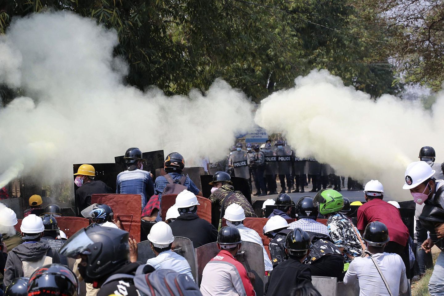 2021年3月8日，在缅甸内比都，示威者用灭火器对抗警察发射的催泪瓦斯。（AP）