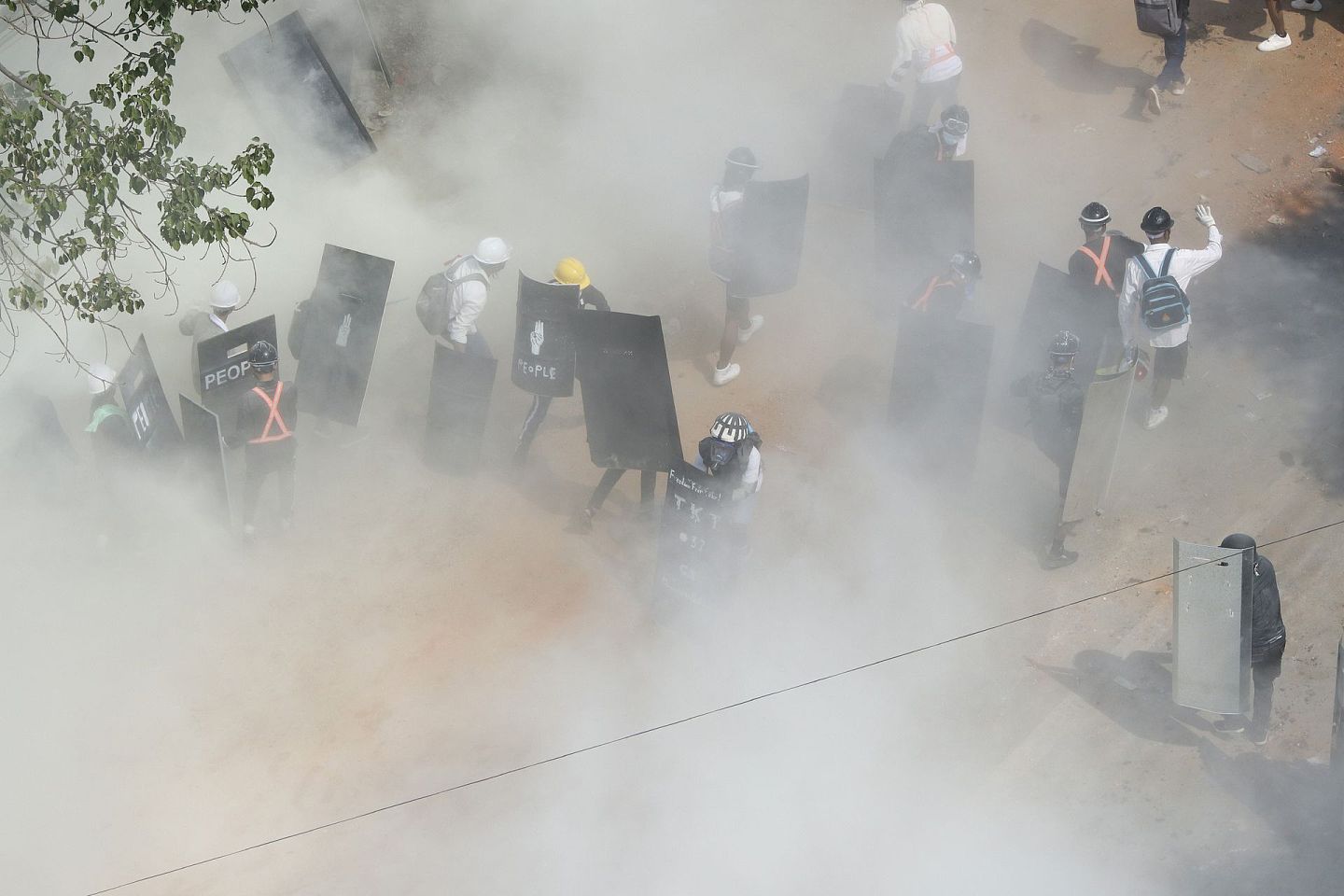 2021年3月6日，在缅甸仰光的游行中，警察向示威者发射催泪瓦斯。（AP）