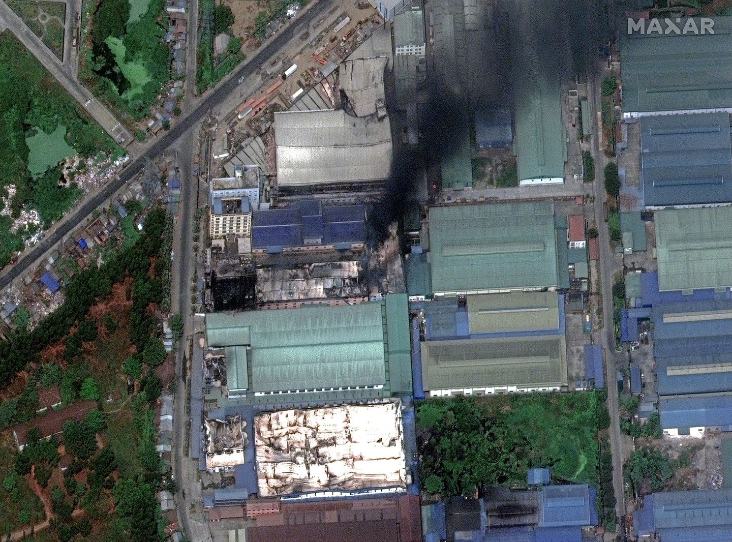2021年3月15日，美国卫星公司Maxar Technologies提供的卫星图像显示缅甸仰光中国工厂建筑物冒烟。（AP）