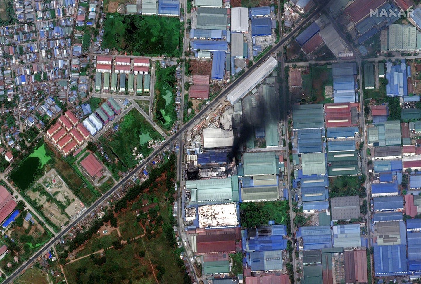 2021年3月15日，Maxar Technologies拍摄中国工厂建筑物燃烧卫星图像。（AP）