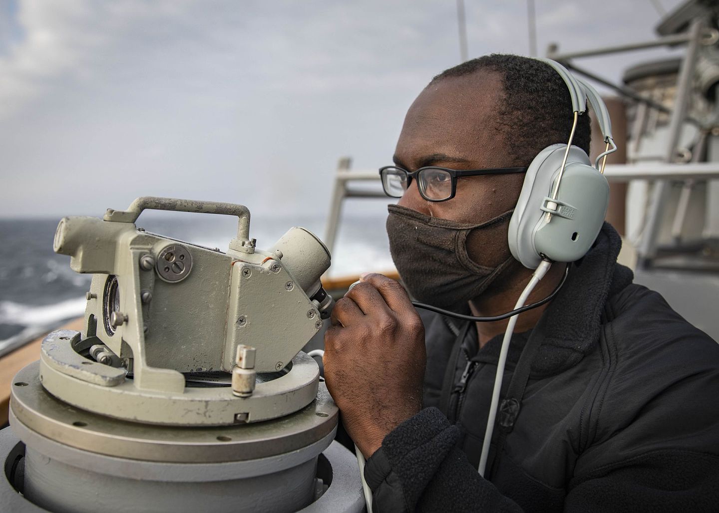 美国军舰甲板上的人员正在观察海面状况。（美国第7舰队官网）
