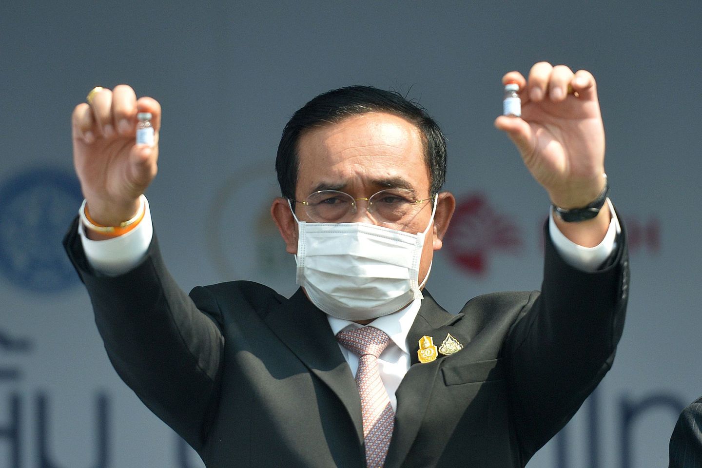 2021年2月24日，泰国总理巴育（Prayuth Chan-ocha）在曼谷展示中国科兴新冠疫苗，目前已有多国领导人接种中国疫苗。（新华社）
