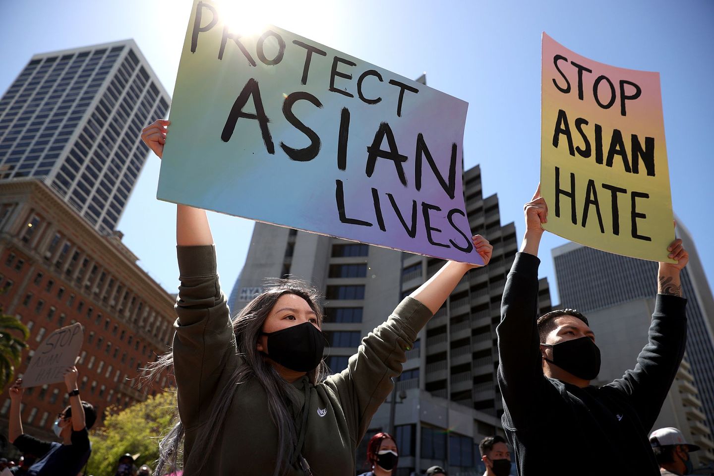 今年3月亚特兰大按摩中心枪击案发生后，美国多个城市出现呼吁“停止亚裔仇恨”的示威活动。（Getty Images）