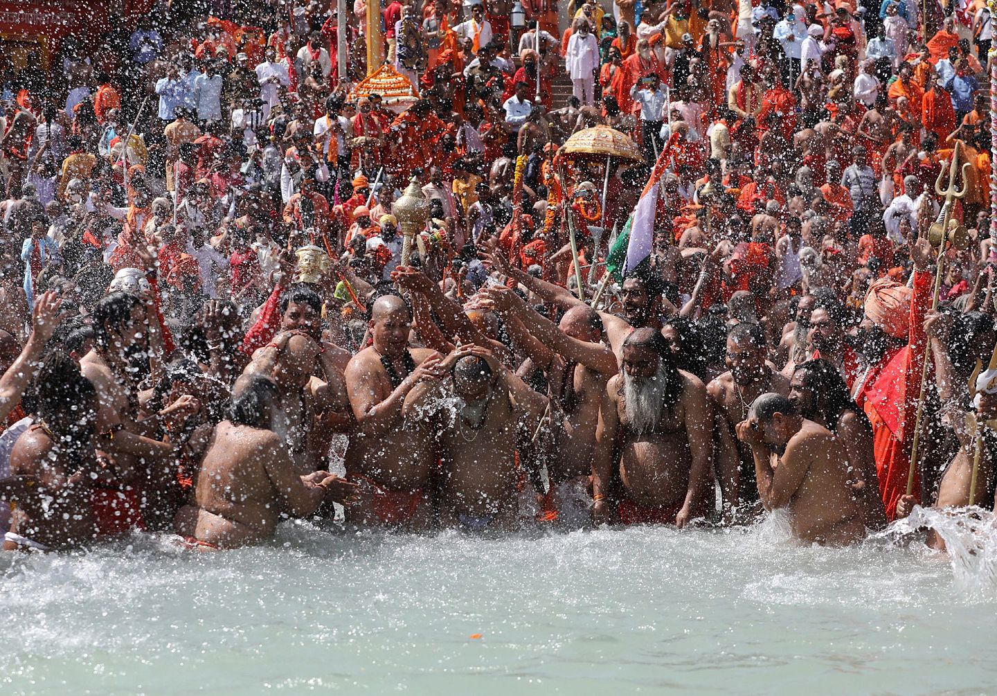 印度教徒3月11日在恒河边欢庆大壶节。（路透社）