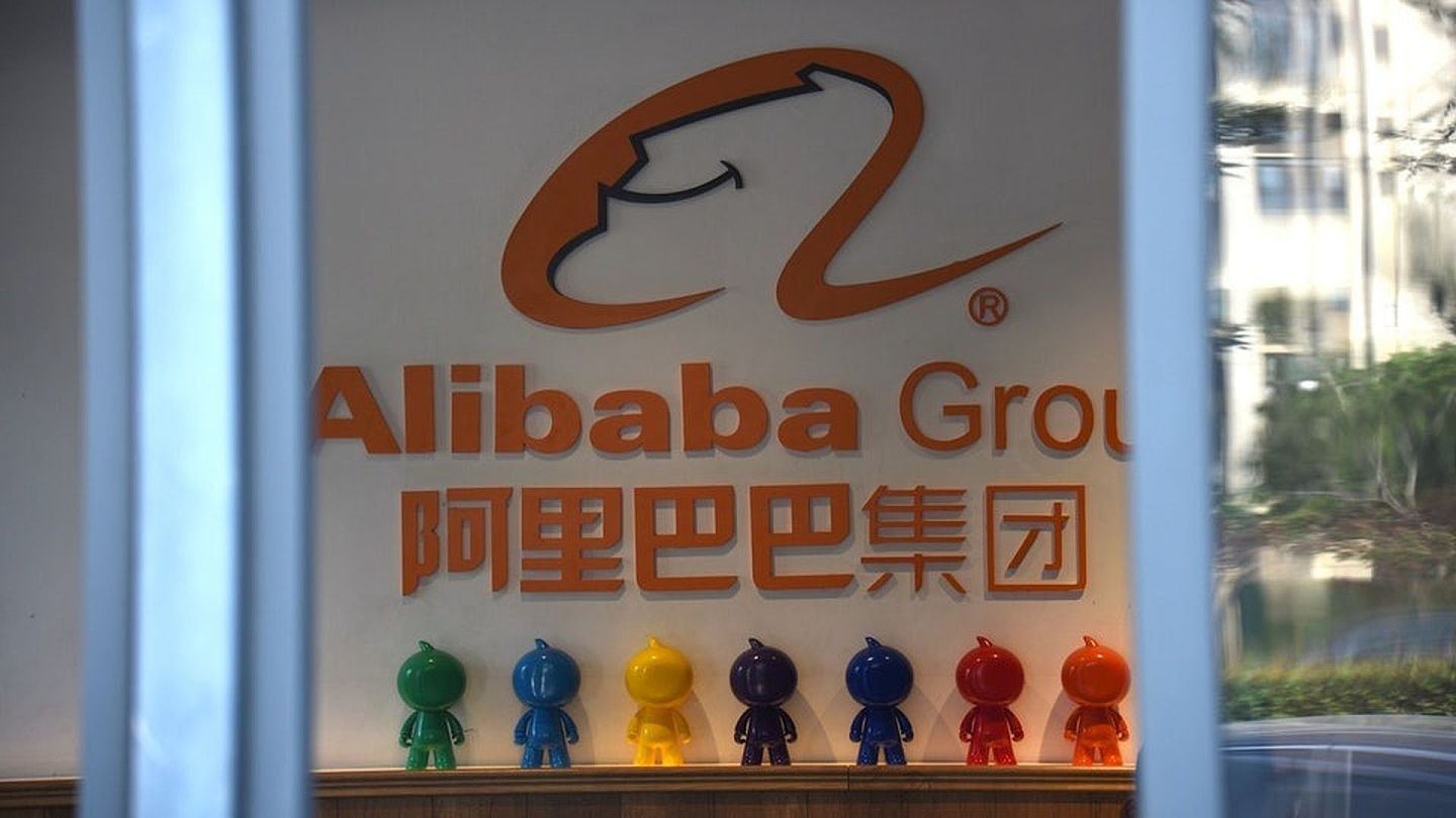 中国国家市场监督管理总局宣布对阿里巴巴的“二选一”垄断行为，重罚182.28亿人民币，惊人天价创下中国史上之最。（多维新闻）