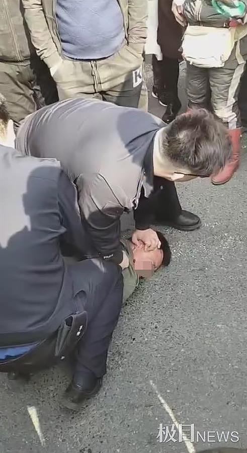 哈尔滨一男子街头持半米长刀逃窜，警察举枪围堵将其制服（视频/组图） - 4