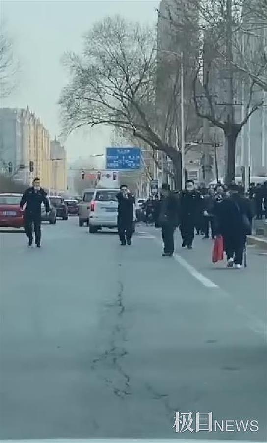 哈尔滨一男子街头持半米长刀逃窜，警察举枪围堵将其制服（视频/组图） - 2