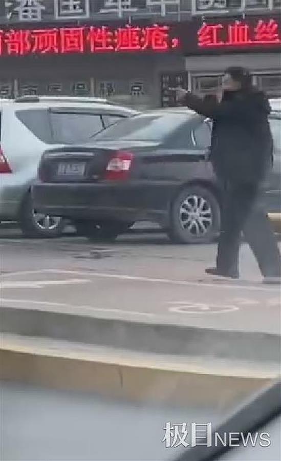 哈尔滨一男子街头持半米长刀逃窜，警察举枪围堵将其制服（视频/组图） - 3
