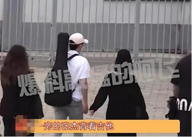 39岁谢娜与张杰同现身机场，疑为出国生子，巨肚下垂明显似临产（组图） - 1