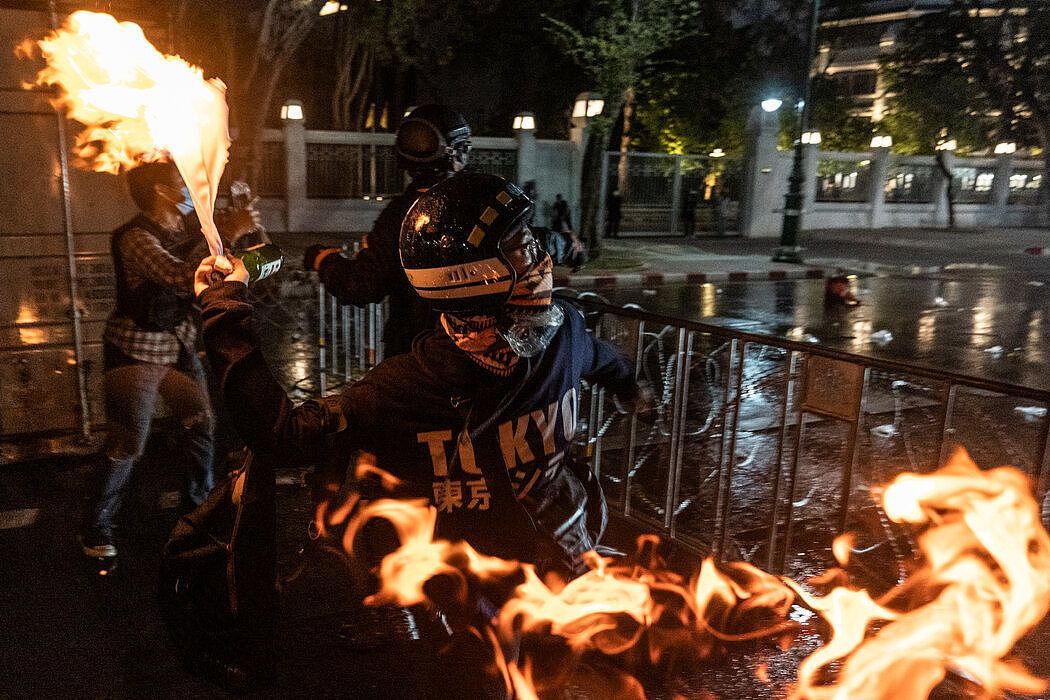 曼谷抗议者向警察投掷燃烧弹。